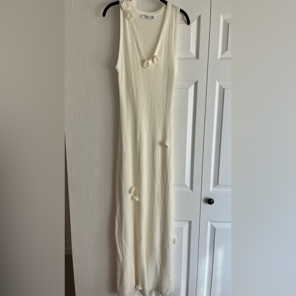 Elegant White Maxi Dress with Floral Appliqués - Picture 5 of 14